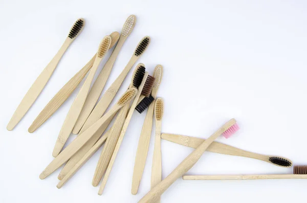 Üst manzara seti, beyaz arka planda bambu ahşap diş fırçaları. Sıfır atık ve plastikten — Stok fotoğraf
