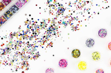 Üst manzara suni elmaslar ve beyaza izole edilmiş renkli tırnak parlatıcıları. Manikür güzellik salonu konsepti