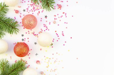 Flat, Noel süslemeleri ve konfetileri olan firavun dalları beyaz arkaplan çerçeve üzerinde metin veya Xmas pankartı için kopyalama alanı ile modellenmiş şekilde yatıyordu