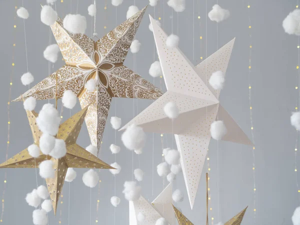 Bodegón fondo de estudio de Navidad con estrellas 3d y nubes de algodón esponjoso sobre un fondo gris claro. Decoración de habitación niños — Foto de Stock