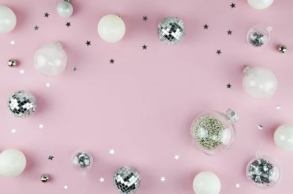 Composição rosa de Natal. Flat lay quadro prata e branco bolas de Natal e prata confetes decorações em um fundo rosa. Mockup de exibição superior com espaço de cópia para banner de texto de Ano Novo 2020 — Fotografia de Stock