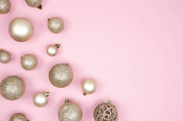 Festive flat lay frame Matte Golden Christmas bolas de brinquedo no fundo rosa. Top vista feriado fundo mockup com espaço em um canto — Fotografia de Stock