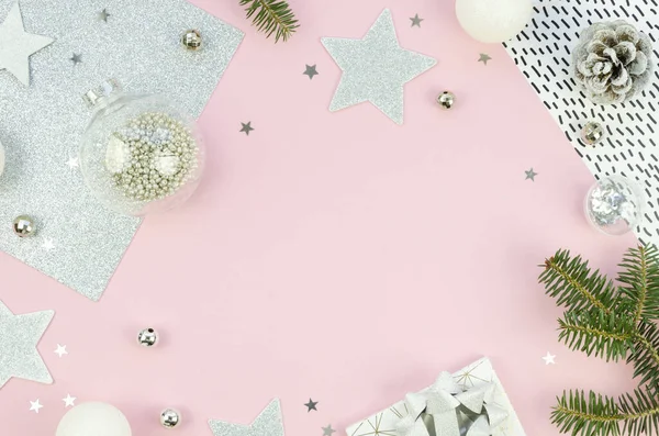 Moldura de Natal. Pink flat lay estilo cena - composição vista superior com decorações de Natal de prata. Crescimento fundo rosa espaço de cópia — Fotografia de Stock