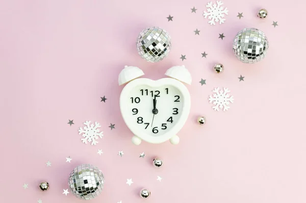 Coração em forma de relógio de alarme e bolas de espelho de Natal no fundo rosa. Flat lay, vista superior composição de Natal — Fotografia de Stock