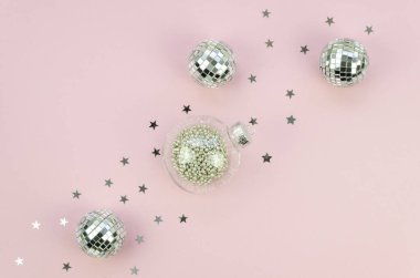 Noel dairesi cam şeffaf toplarla pembe arka planda gümüş parıltısıyla yatıyordu.