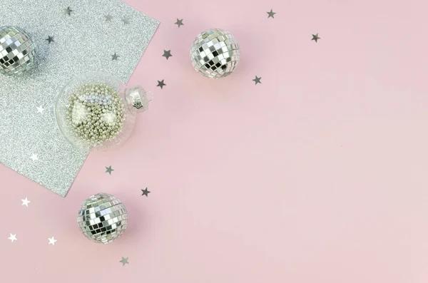 Holiday Christmas top view composição com prata xmas bolas de vidro decorações de árvores e estrelas brilhos. Flat lay com espaço de cópia tons rosa e prata — Fotografia de Stock