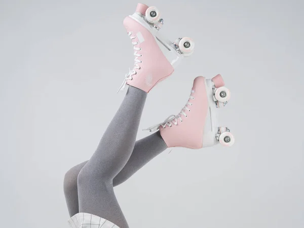 Patas atléticas femeninas en medias grises con rodillos rosados vista lateral del zapato se encuentra con las piernas hacia arriba. Concepto de Fintess training para niñas —  Fotos de Stock