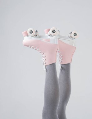 Konum atletik bacaklar düzeltildi. Yandan bakan kız spor modelleri taytlı bacaklar ve tekerlekli ayakkabılar.