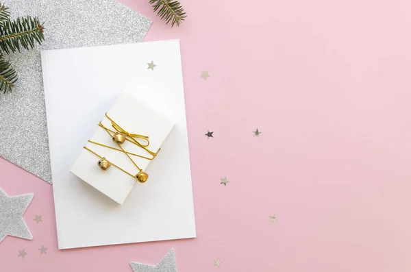 Plano leigos Ano Novo e enfeites de Natal fundo. Top vista ramos de abeto e caixa de presente. Feliz conceito de carta de Natal em um fundo rosa — Fotografia de Stock