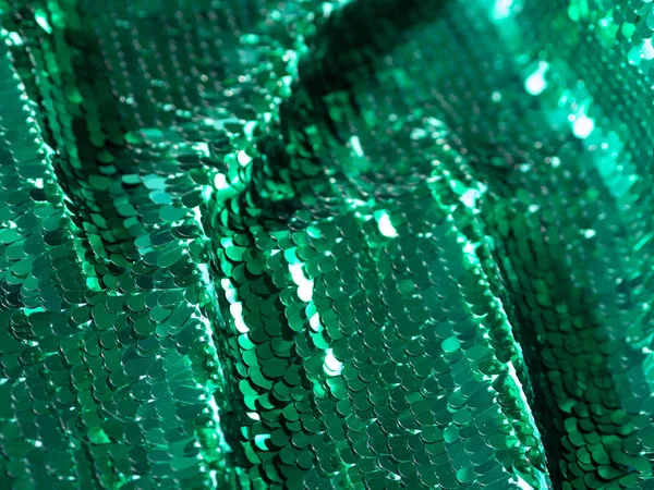 Groene metalic glitter stof vouwt achtergrond. Sprankelende loverige textiel — Stockfoto