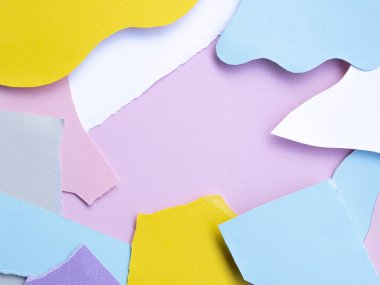 Soyut düz arkaplan yırtılmış ve kesilmiş renkli Kağıt Kırıntıları