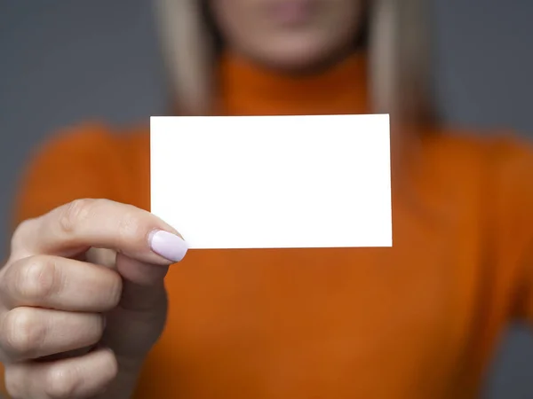 Mockup cartão de visita em branco em mãos femininas com foco seletivo em um cartão, fundo cinza escuro — Fotografia de Stock