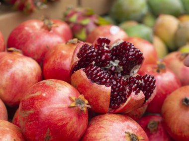 Çiftçi pazarından canlı nar çiçeği meyveleri. Taze çiğ organik yeşil meyve. doğal nar antioksidan eko sağlıklı besin taneleri