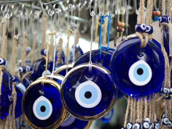 Árabe mal de ojo Lucky Charm para la protección. Bodegón amuletos orientales en una tienda de recuerdos — Foto de Stock