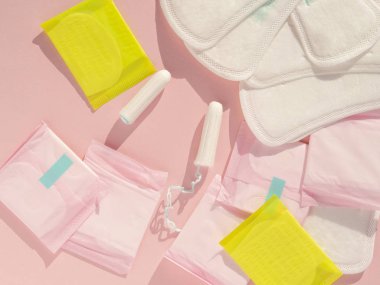 Pembe arka plan kablosuz gölgelerinde tamponlar ve kadın pedleri. Üst görünüm kritik günler ve adet döngüsü arkaplanı