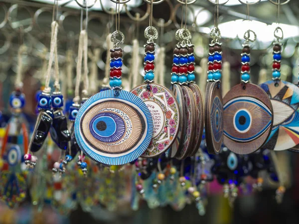 Amuletos de protección ocular maligna en una tienda de recuerdos bodegón con efecto macro. Uno de los recuerdos árabes y orientales más populares — Foto de Stock