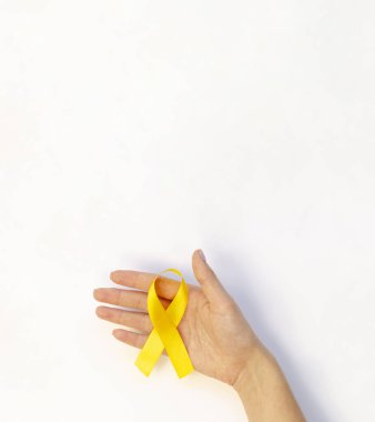 Beyaz dikey modelleme afişi, beyaz arka planda Kadın Kanser Farkındalığı Sarı Kurdele taşıyor. 15 Şubat 'ta Gençlik Kanser Günü konsepti
