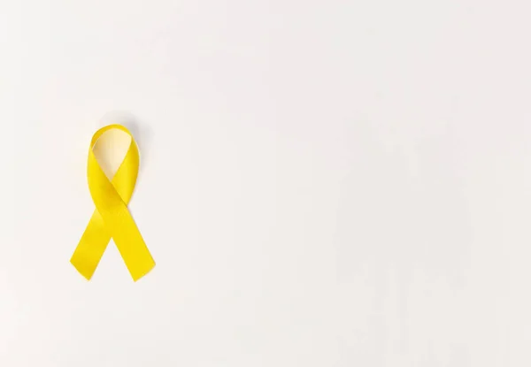 2月15日，15个儿童期癌症意识黄带带，白色背景上有复制空间 — 图库照片