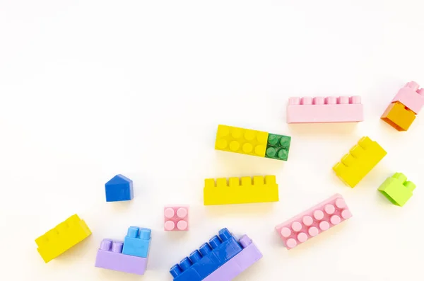 Плоский шар барвистих пластикових будівельних блоків і кубиків на білому тлі — стокове фото