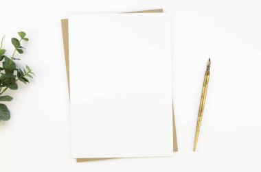 Üst görünüm yazıcı çalışma alanı beyaz masa ulusal el yazısı için mürekkep kalemi, okaliptüs dalı ve kaligrafi harfleri için boş kağıt ile modelleme