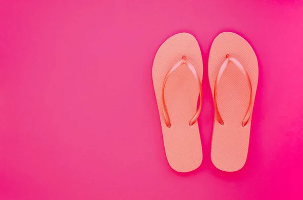 Minimale Sommer-Attrappe mit Kopierraum auf rosa und Strandflip-Flops — Stockfoto