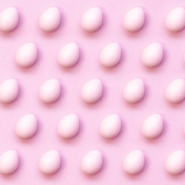 Pembe Paskalya yumurtaları pembe arka planda izometrik desen. Hayat aynı renk Paskalya konsepti