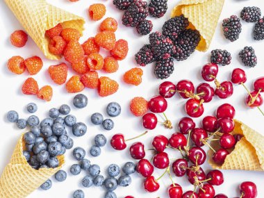 Beyaz arka planda krep külahıyla böğürtlen karışımı. En iyi manzara, böğürtlen, böğürtlen, ahududu ve kiraz.