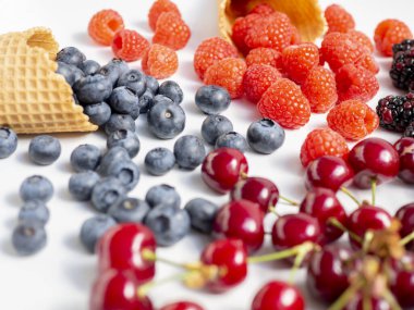 Hayat, beyaz arka planda krep konisiyle böğürtlen karışımını birbirine yakın tutar.