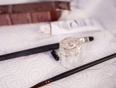 Hala hayattaki aletler, fırçalar ve kaşlar için boyalar bir masada boyanıyor. Kozmetik prosedür kavramı