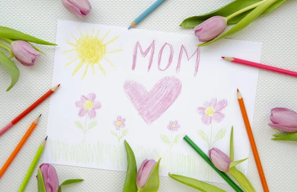 Vista superior infantil dibujo Me encanta marco mamá con lápices de colores y tulipanes. Concepto del día de las madres — Foto de Stock