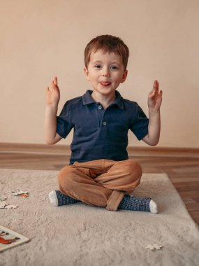 Küçük çocuk nilüfer çiçeği pozisyonunda meditasyon yapıyor. küçük çocuklar için yoga
