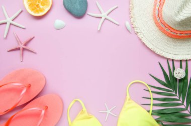 Düz yatıyordu yaz sahili modeli. Pembe arka planda bayan hippi gezgin aksesuarları. Palmiye yaprağı, keten çanta ve şapka. Boşluğu kopyala