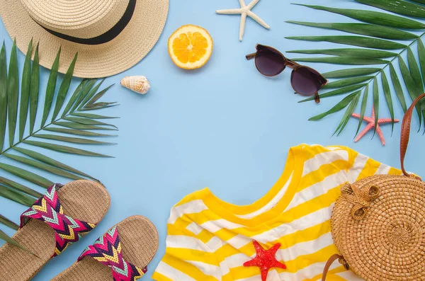 Top view summer beach frame mockup. Female hipster traveler accessories. Palm leaf, rattan bag and hat. Copy space — Stock Photo, Image