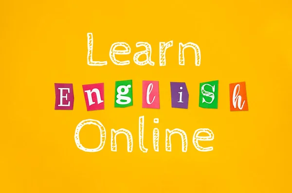 Английский онлайн-знак на желтом фоне. Оставайтесь и учитесь дома — стоковое фото