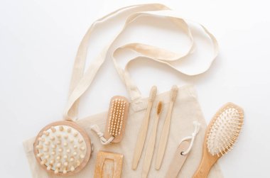 Beyaz arka planda yıkanmak için sıfır atık. Üst görünüm ahşap kaplıca aksesuarları