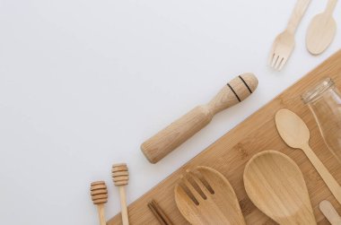 Çevre dostu ahşap bambu çatal bıçak takımı düz ve fotokopi alanı vardı. Kopyalama alanı olan beyaz ve bej geometrik arkaplan
