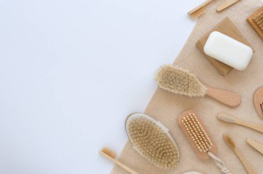 Beyaz ve bej arka planda banyo yapmak için çevre dostu ahşap bambu seti. Fotokopi alanı olan düz ahşap kaplıca aksesuarları