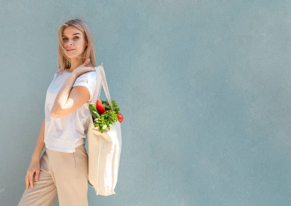 Vegano Girl Holding Textil Bolsa de comestibles con verduras. Burla con espacio de copia para su texto — Foto de Stock