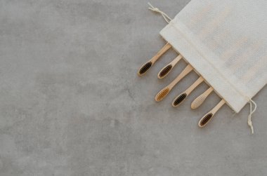 Plastiksiz çerçeve, tahta bambu diş fırçaları ile fotokopi alanı olan pamuk bir çantada.