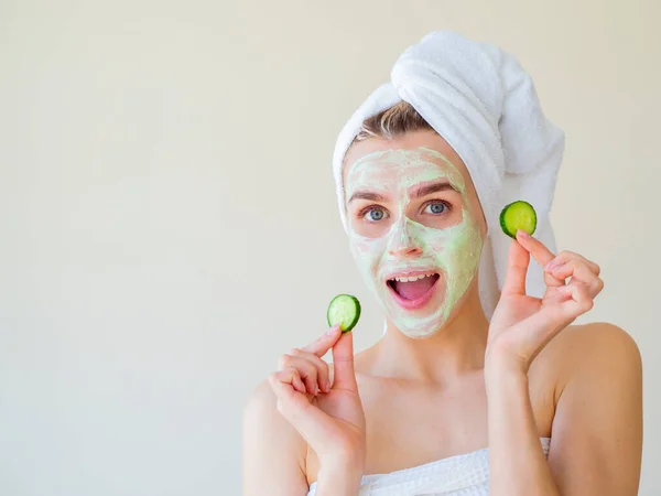 Natural Homemade Facial Mask mockup. Cropped portrait of amazed smiling Woman applying natural green Facial Mask holds cucumber slices. Copy space — Stock Photo, Image