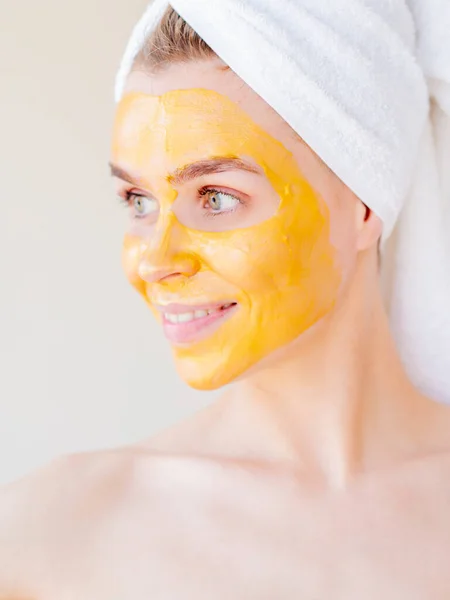 Perawatan kecantikan buatan sendiri. Wanita ceria dengan masker wajah alami kuning. Tutup Potret — Stok Foto