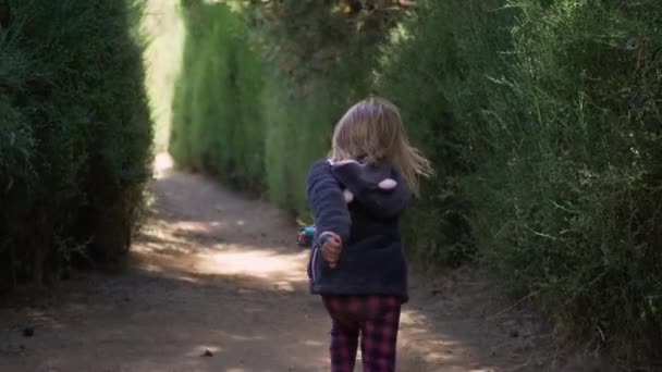 Kleines Mädchen rennt in Zeitlupe ins Freie — Stockvideo
