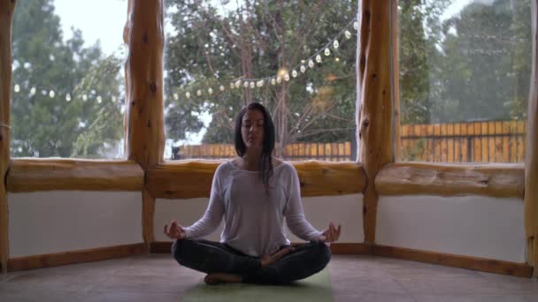 Žena cvičí jógu Indoors v zimě — Stock video