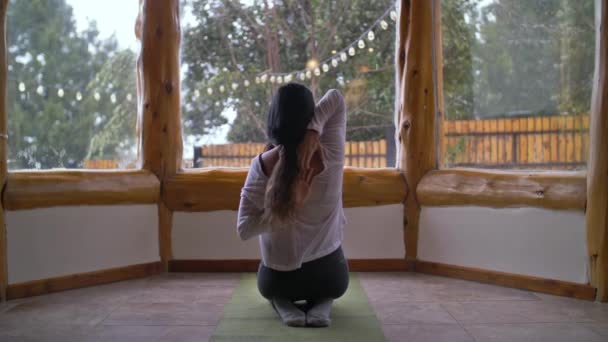 Жінка практикує йогу взимку — стокове відео