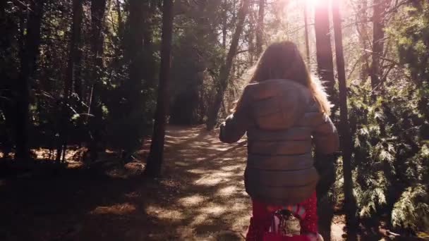 小女孩骑着他的自行车 — 图库视频影像