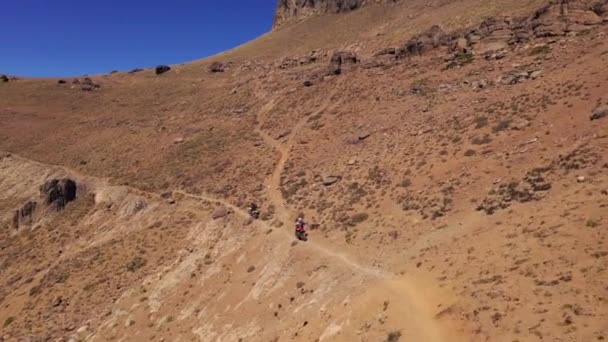 Motocykle Enduro w górach Patagonia — Wideo stockowe