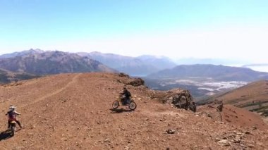 Patagonya Dağlarında Enduro Motosikletleri