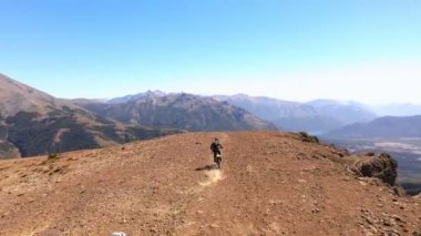 Patagonya Dağlarında Enduro Motosikletleri