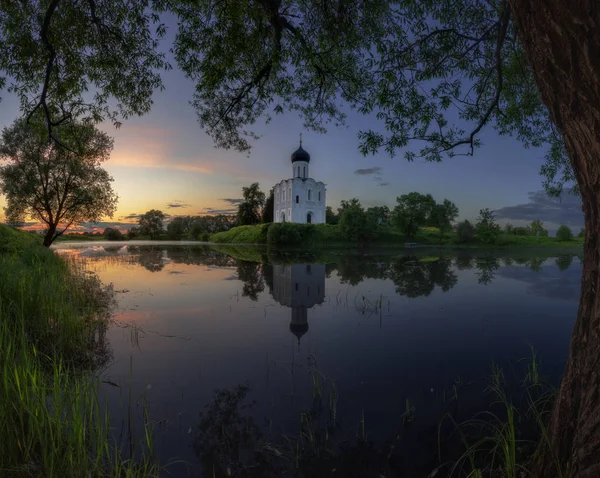 Stary Kościół na brzegu jeziora — Zdjęcie stockowe