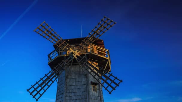 Eine Alte Authentische Windmühle Morgengrauen Schatten Und Sonnenstrahlen Kriechen Über — Stockvideo